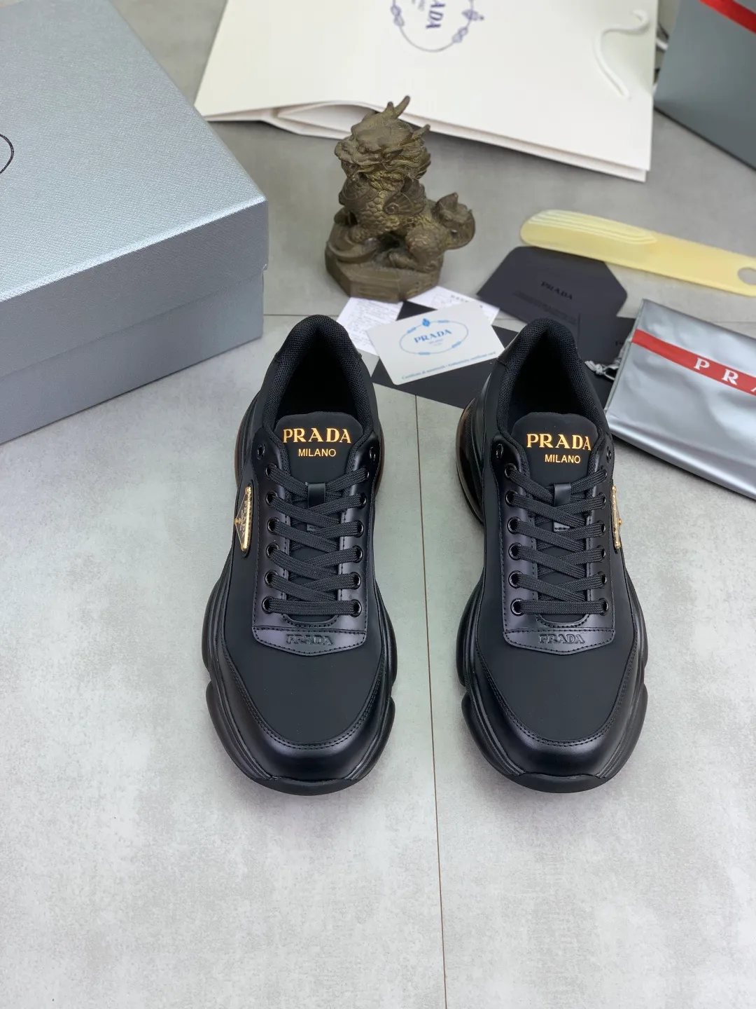 Men's men's shoes 💰P640 💰【New model】Top quality, new popular model on the official website, it will not go out of style for a hundred years, 🆘 The trendy brand (Prada) mainly promotes popular models, avant-garde and versatile fashionable men's shoes, private version molding, cowhide surface splicing 1:1 oil edge processing... fashionable and simple, original imported cowhide interior cowhide feet; the atmosphere and personality are more fashionable, eye-catching and pursuing class. It will subvert old ideas and be a must-have for fashionistas who want to spend time with you! Must keep it! High-end comfort, high-end quality workmanship. Size: 38-45 Various colors available. full package